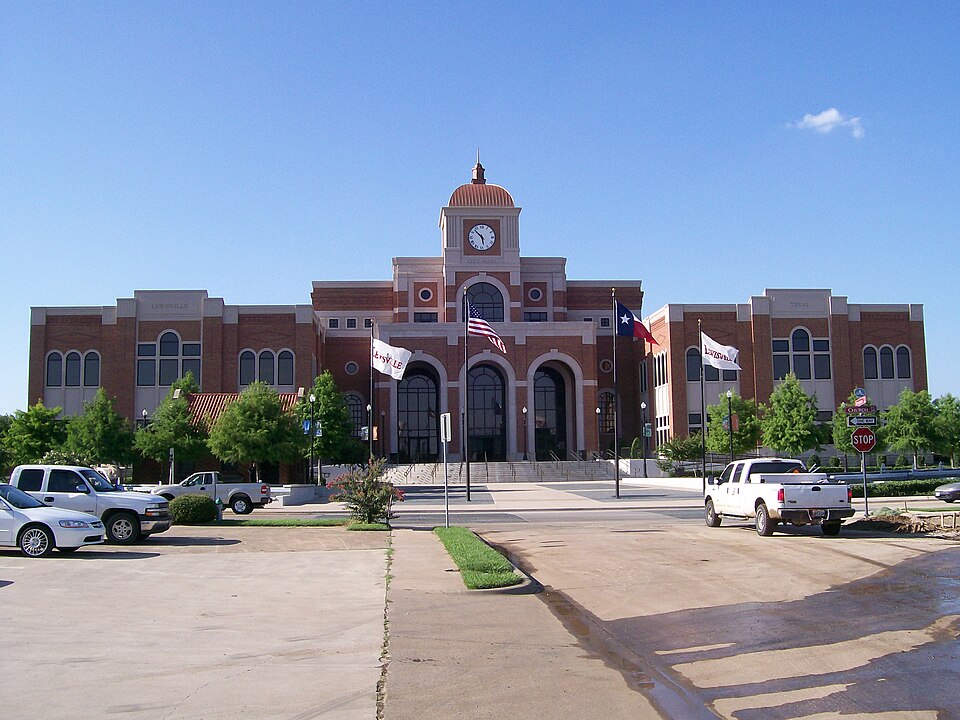 Lakefront recreation and neighborhood life in Lewisville, Texas