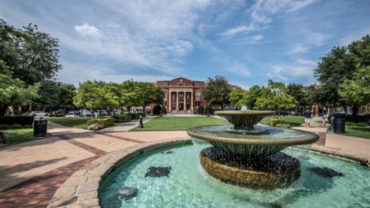 Explore homes and city life in Southlake, Texas