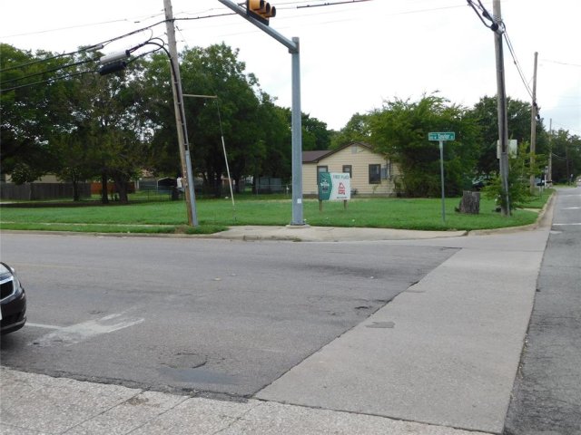 1906 N Travis