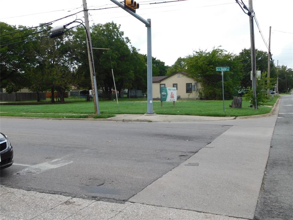 1906 N Travis - Photo 1