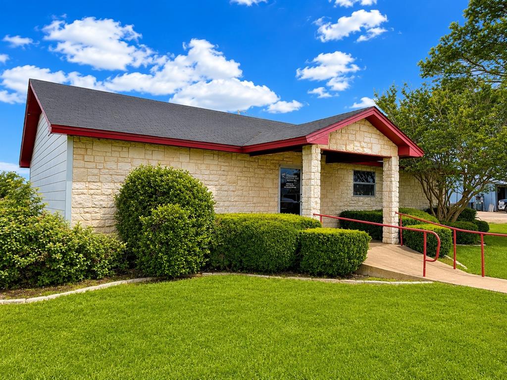 213 S Bosque Street - Photo 1