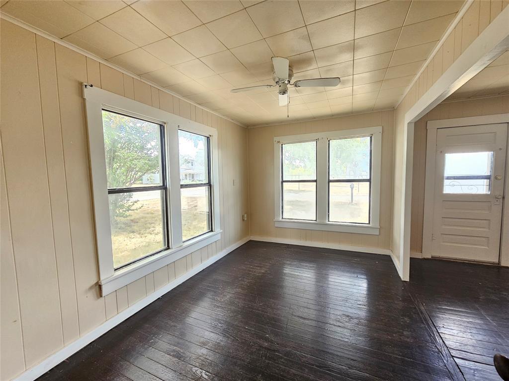 216 E Pecan Street - Photo 2