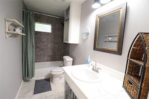 2208 N Sylvania Avenue - Photo 12