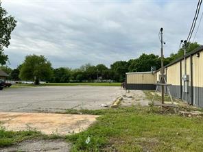 228 W Grand Street - Photo 32
