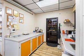 2400 Woodlawn Boulevard - Photo 17