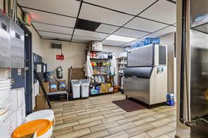 2400 Woodlawn Boulevard - Photo 33