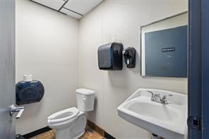 2400 Woodlawn Boulevard - Photo 34