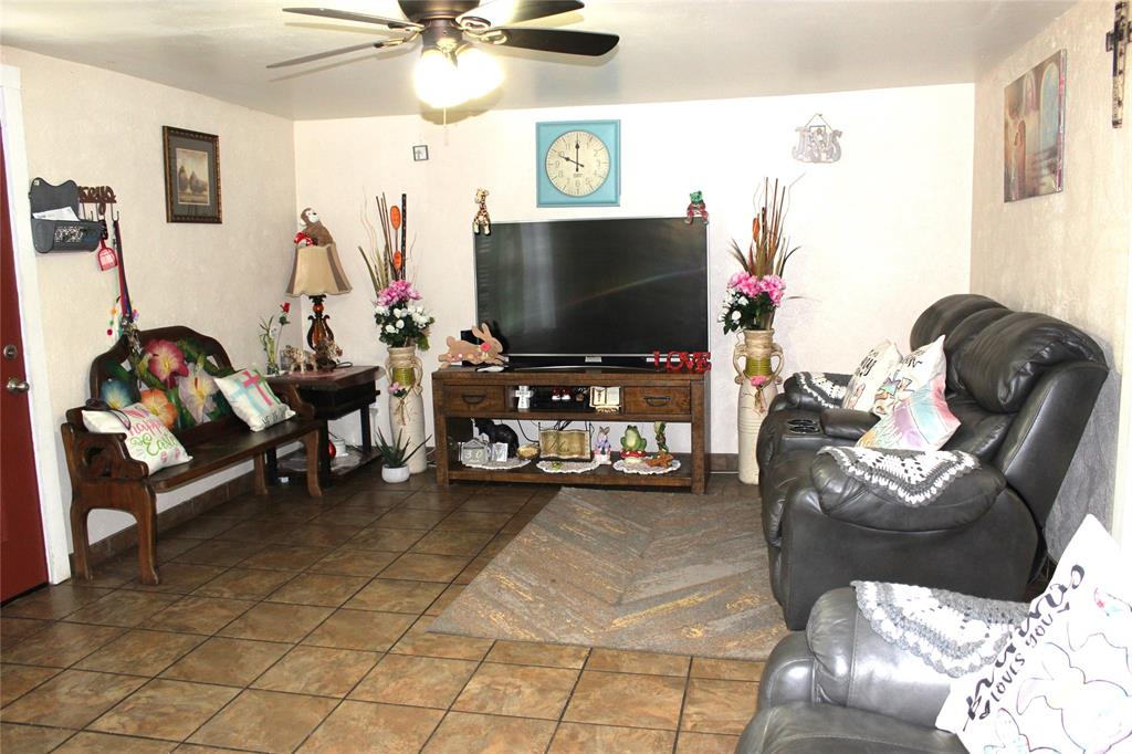 1090 N Race Street - Photo 4