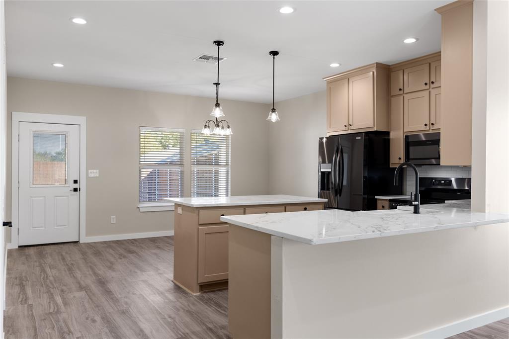 655 League Street - Photo 2
