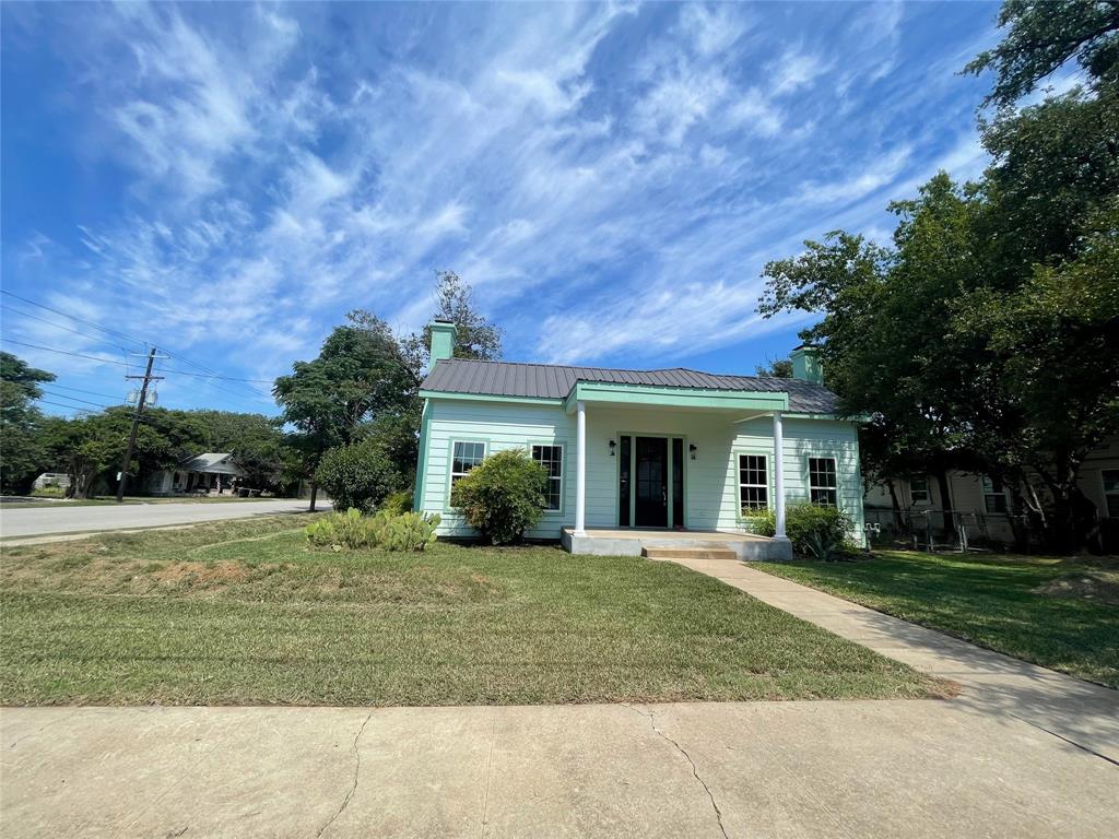 201 E 6th Street - Photo 1