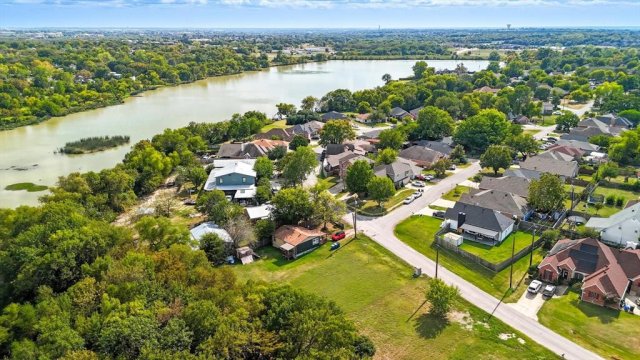 869 Lakeside Drive