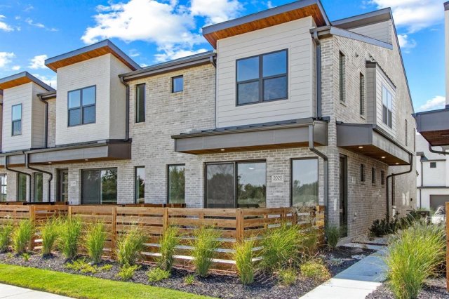 2020 NE Aldrich Mews