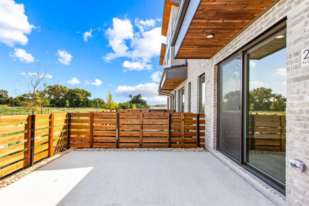 2020 NE Aldrich Mews - Photo 2