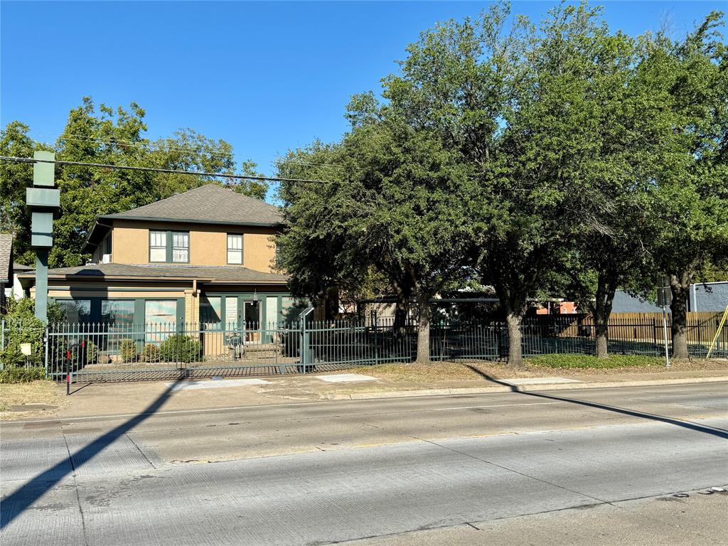 203 N Rockwall Avenue - Photo 1