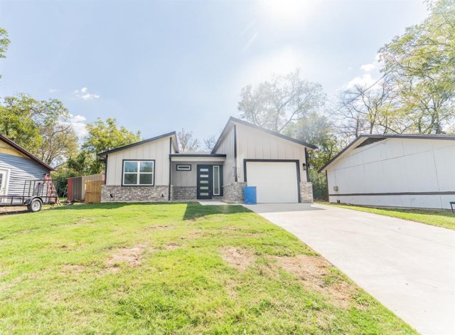 206 Ross Street W