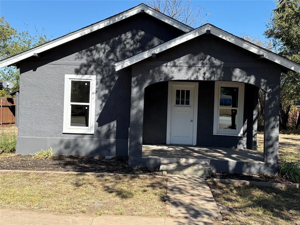 705 E 9th Street - Photo 1