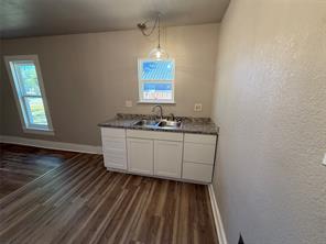 705 E 9th Street - Photo 15