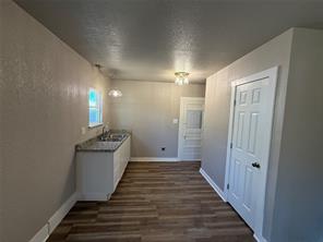 705 E 9th Street - Photo 17