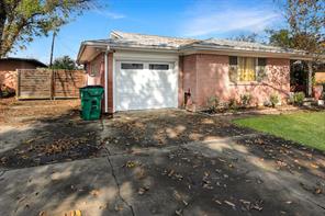 403 W Tarleton Street - Photo 2