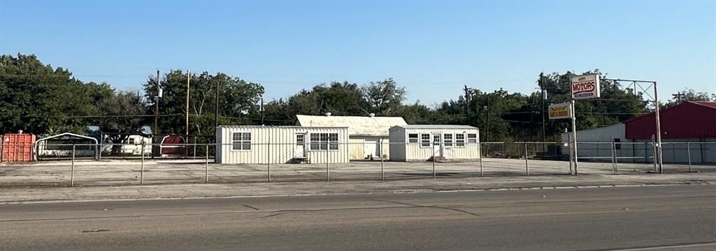 1112 W Main - Photo 1