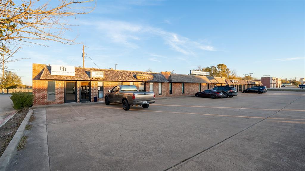 320 N Jim Wright Freeway - Photo 3