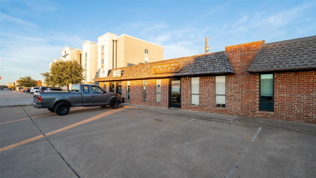 320 N Jim Wright Freeway - Photo 4