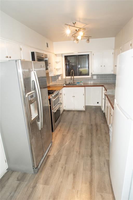 2129 Province - Photo 4