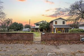 202 S Santa Fe Street - Photo 2