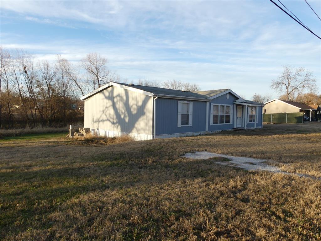 422 Hutchinson Street - Photo 2