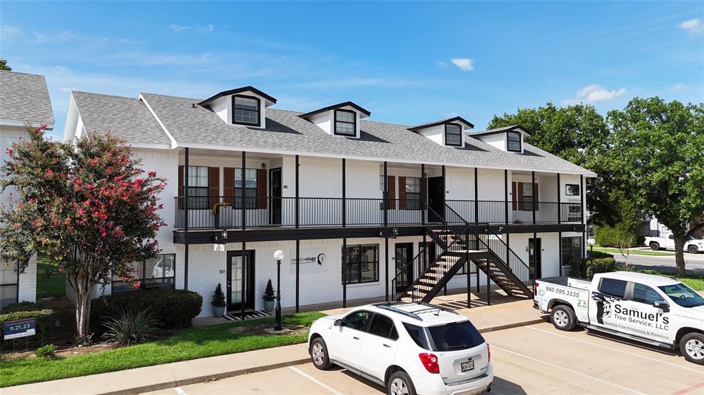 405 S Elm Street - Photo 1