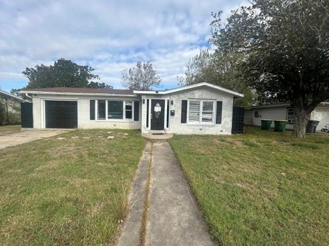 2302 E Mistletoe Avenue - Photo 1
