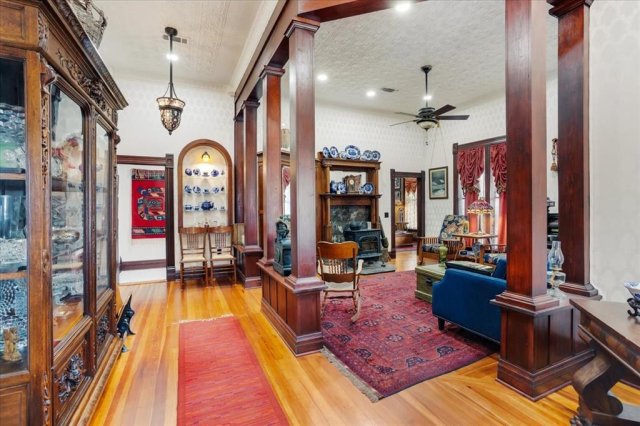 300 W 6th Street