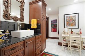 300 W 6th Street - Photo 14