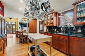 300 W 6th Street - Photo 17