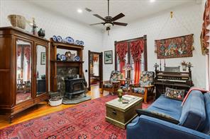 300 W 6th Street - Photo 4