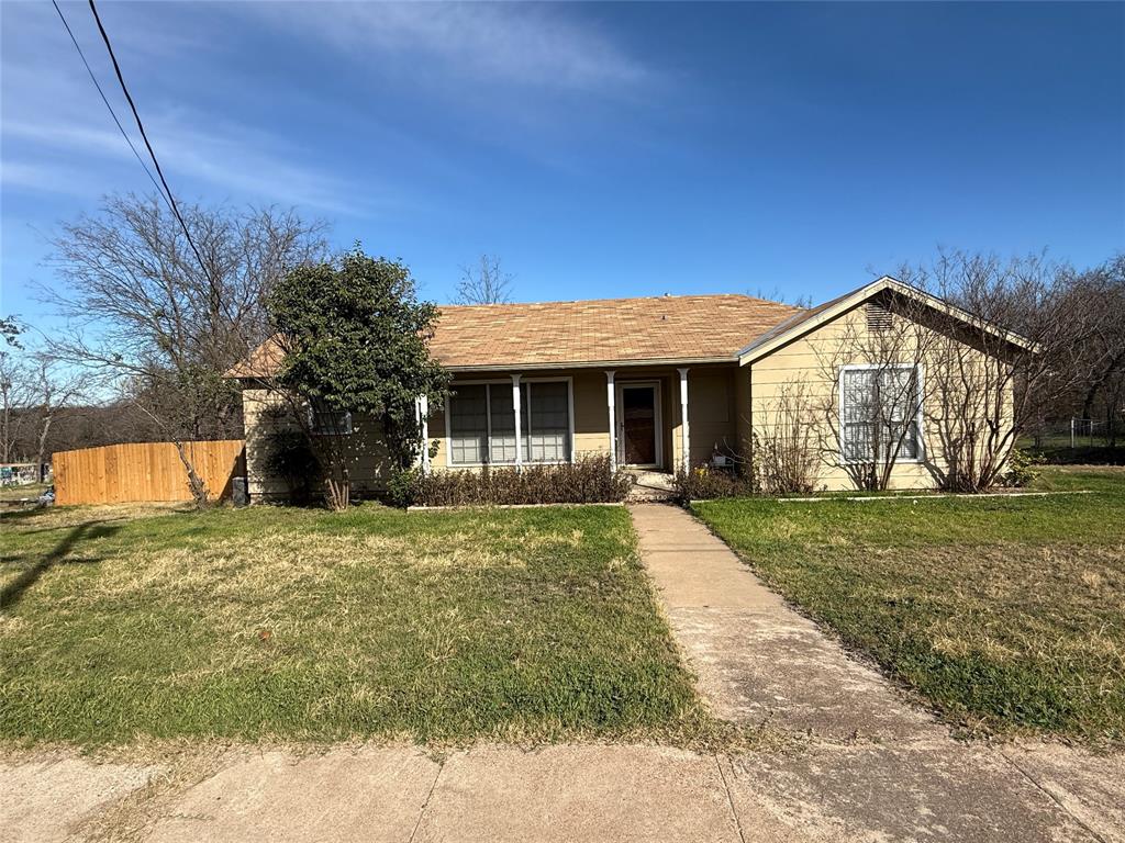 609 E Henry - Photo 1