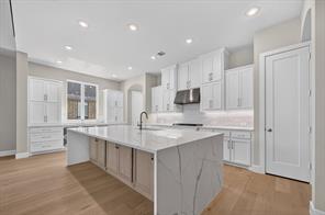 906 Montrose Drive - Photo 2