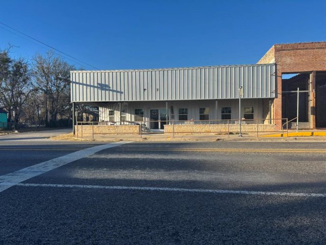 8718 W US Highway 377