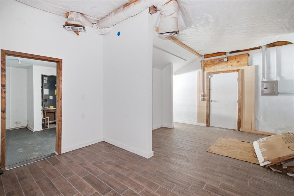 107 S Austin Street - Photo 23