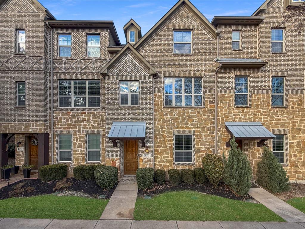 573 W Royal Lane - Photo 1