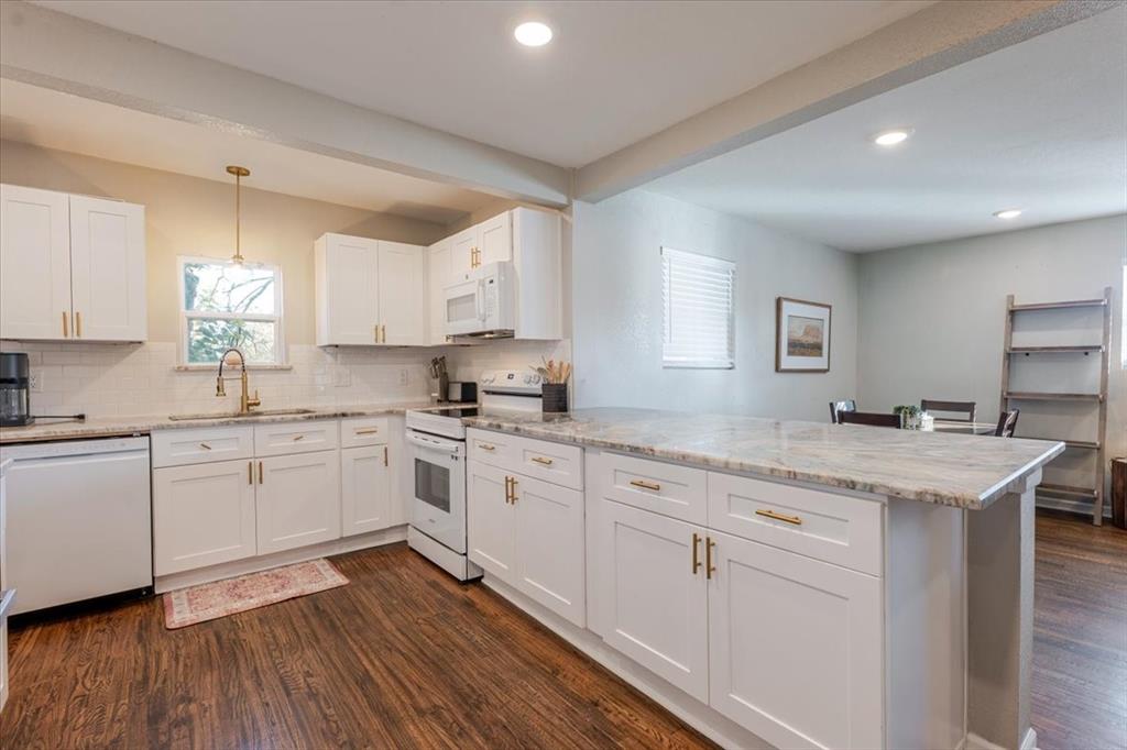 713 SE 16th Street - Photo 1
