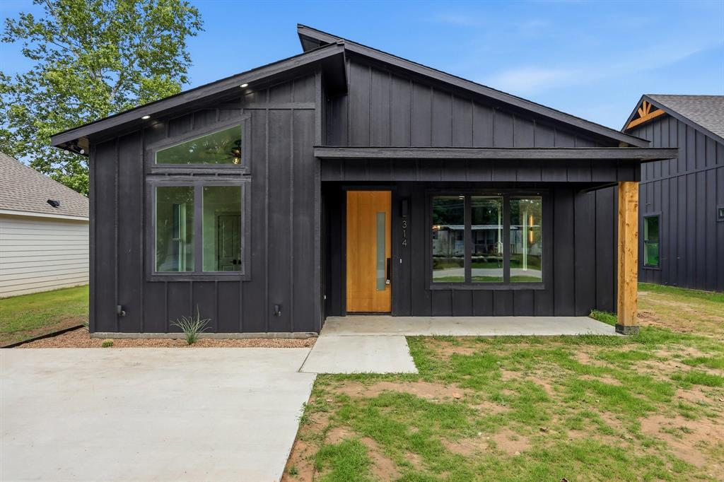 314 W Cobb Street - Photo 1