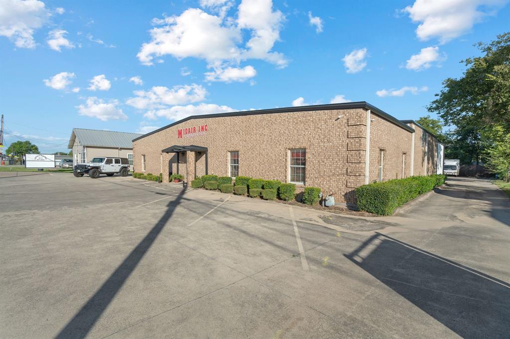 132 W Mcleroy Boulevard - Photo 1