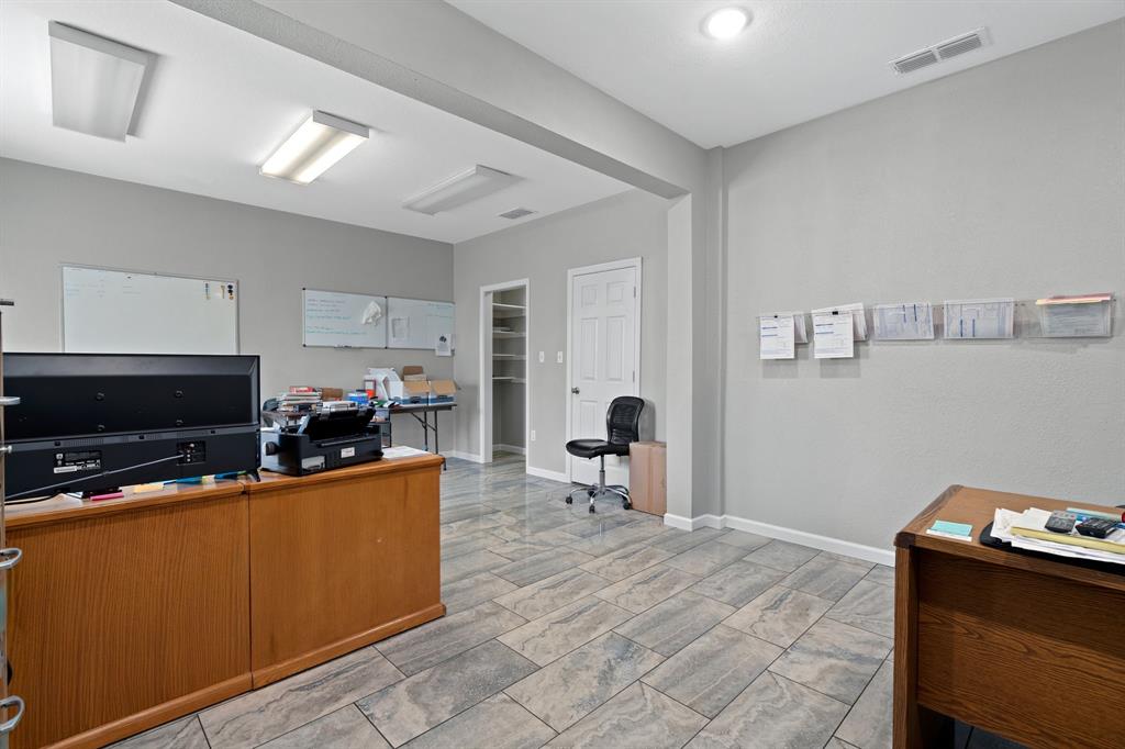 132 W Mcleroy Boulevard - Photo 17