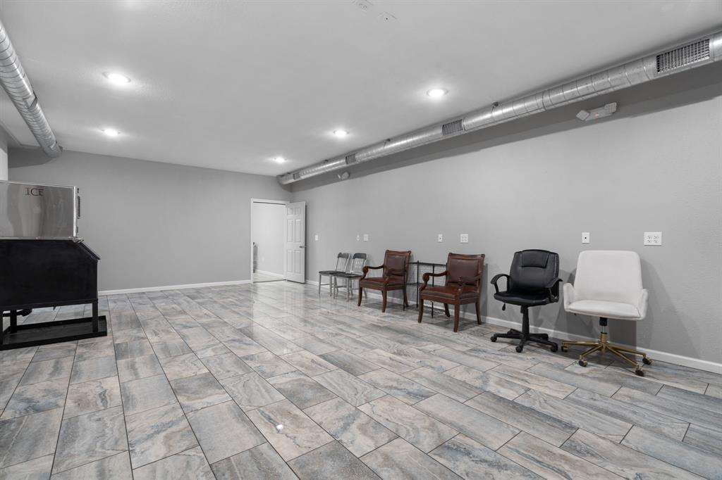 132 W Mcleroy Boulevard - Photo 19