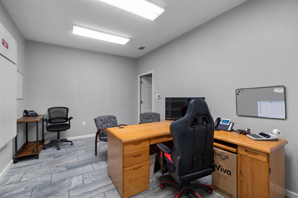 132 W Mcleroy Boulevard - Photo 24
