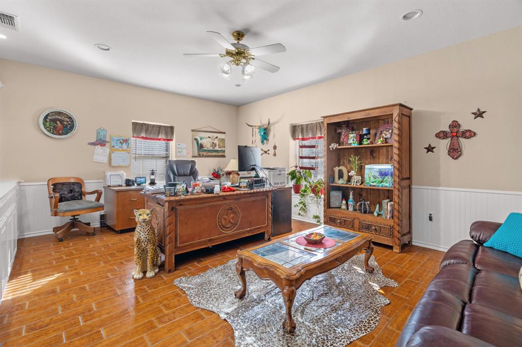 132 W Mcleroy Boulevard - Photo 5