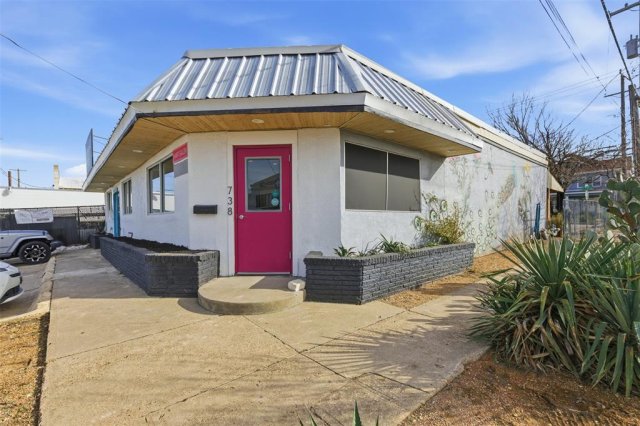 738 W Davis Street
