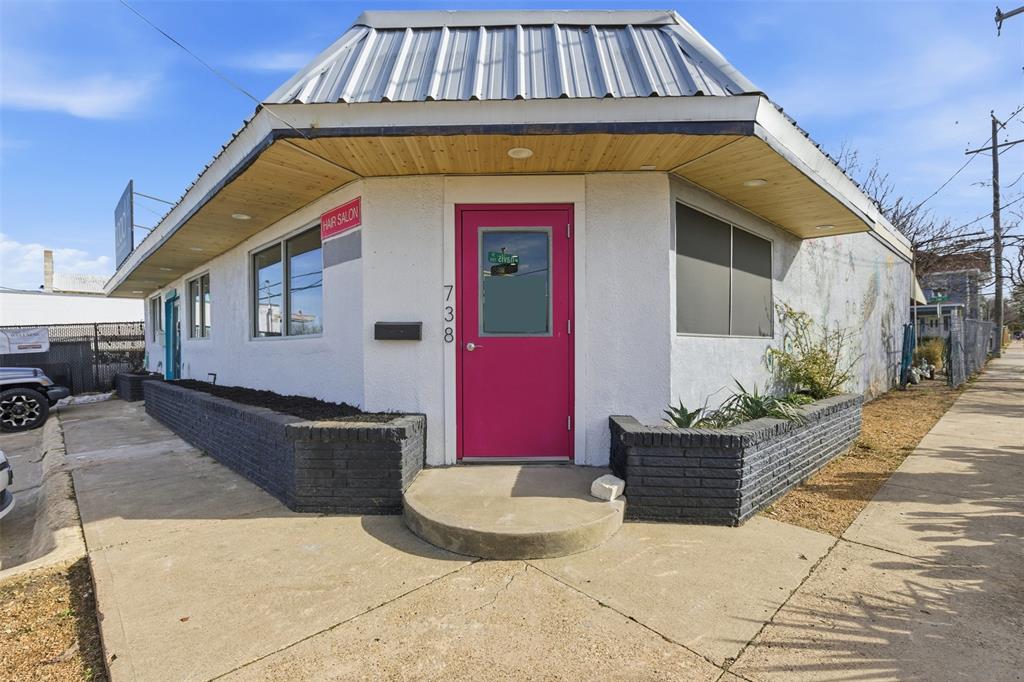 738 W Davis Street - Photo 4