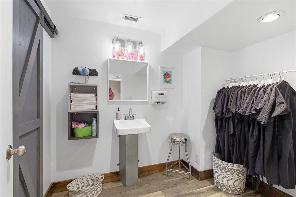 738 W Davis Street - Photo 9